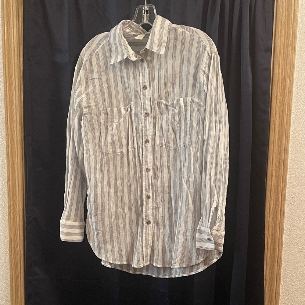H&M women’s button up shirt, long sleeve size M, white/blue stripped
100% cotton